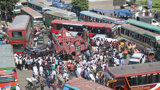 পল্টনে রাস্তা আটকে আট দলের সমাবেশ, চরম দুর্ভোগে সাধারণ মানুষ