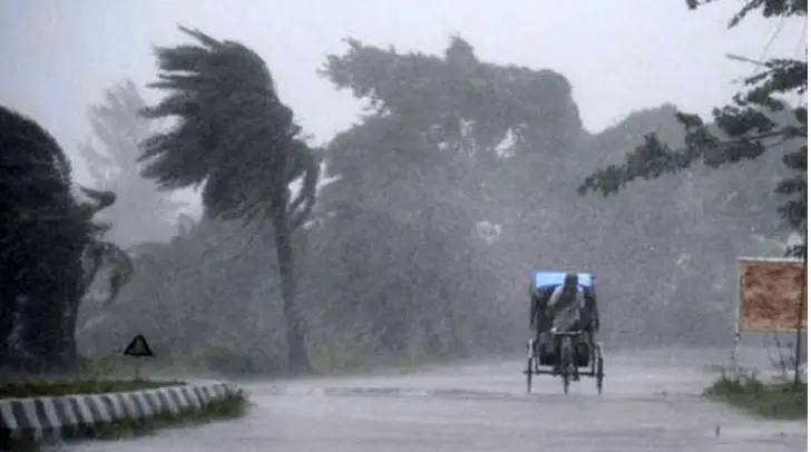 রাজধানীসহ সারাদেশে ঝড় ও শিলাবৃষ্টির আভাস