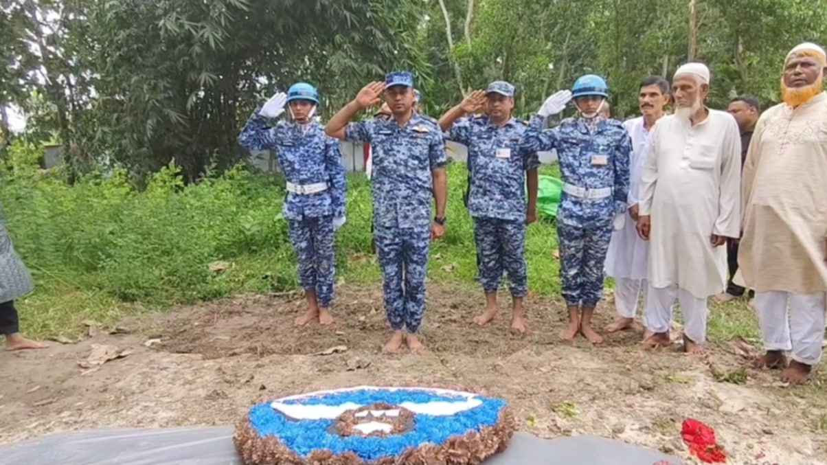মাইলস্টোনের শিক্ষিকা মাসুকার কবরে বিমান বাহিনীর গার্ড অব অনার প্রদান