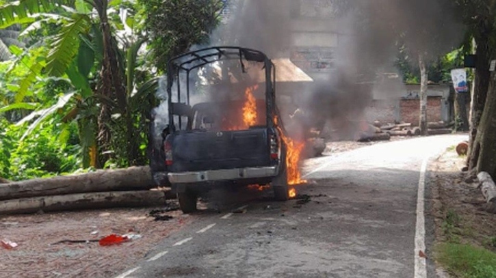 গোপালগঞ্জে এনসিপির পদযাত্রা ঘিরে পুলিশের গাড়িতে আগুন