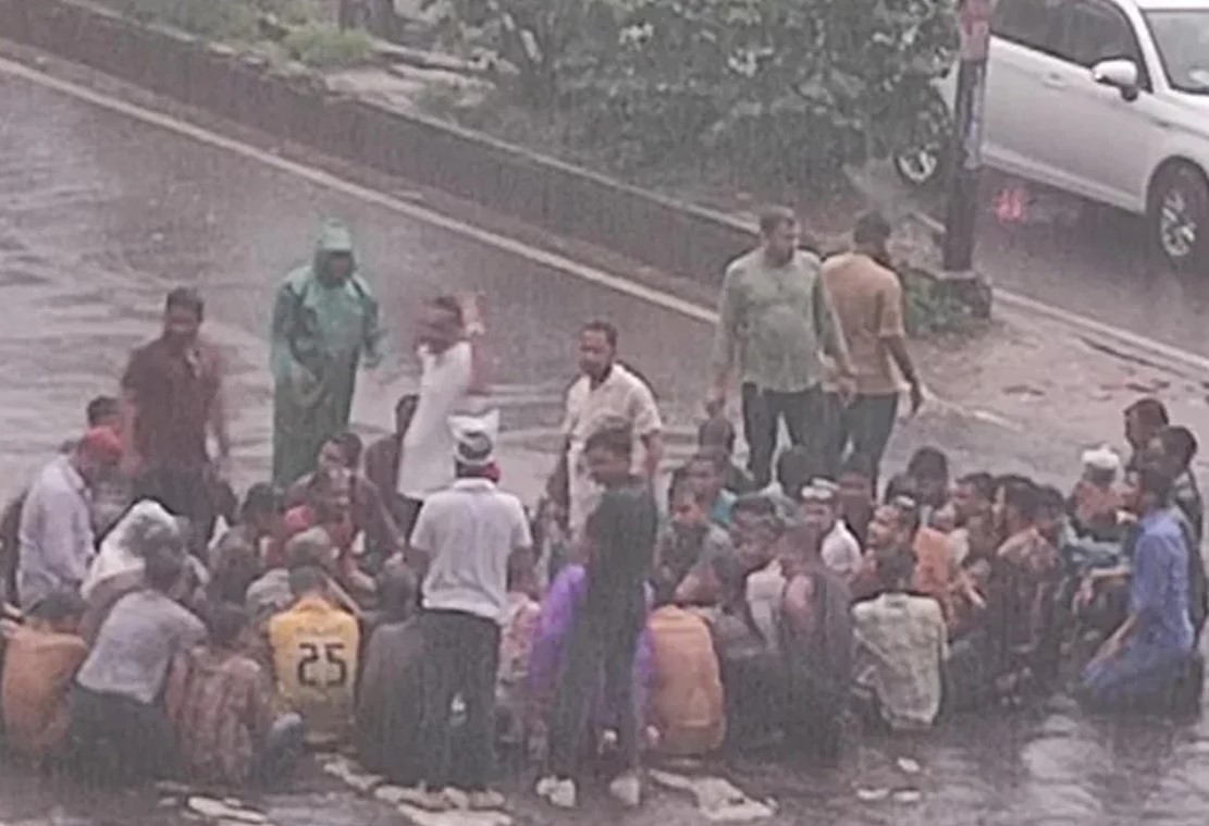 বৃষ্টির মধ্যেই সাম্য হত্যার বিচারের দাবিতে শাহবাগে ছাত্রদল