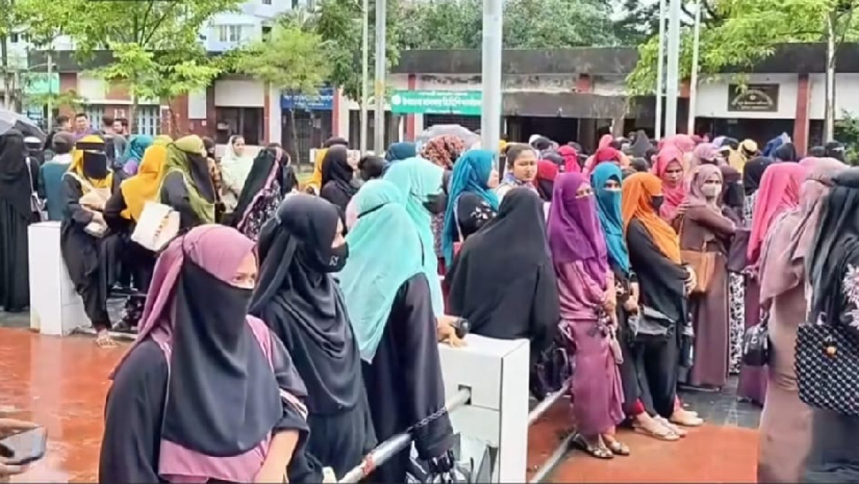 রোহিঙ্গা ক্যাম্পে একযোগে ১২৫০ শিক্ষক চাকরিচ্যুত, প্রতিবাদে বিক্ষোভ