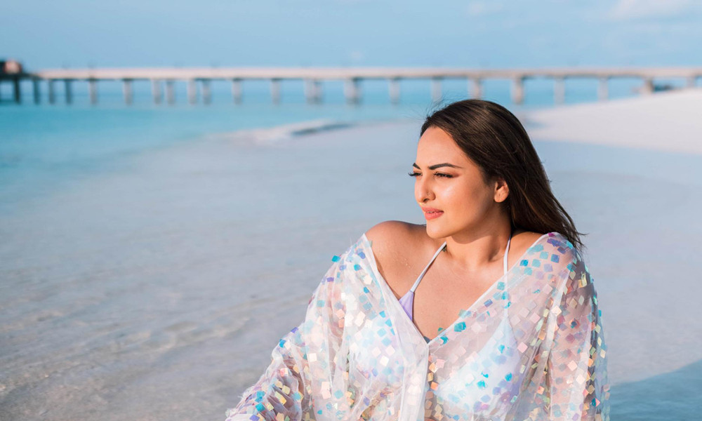 শক্ত দুই হাত বিছানায় চেপে ধরে সোনাক্ষীকে