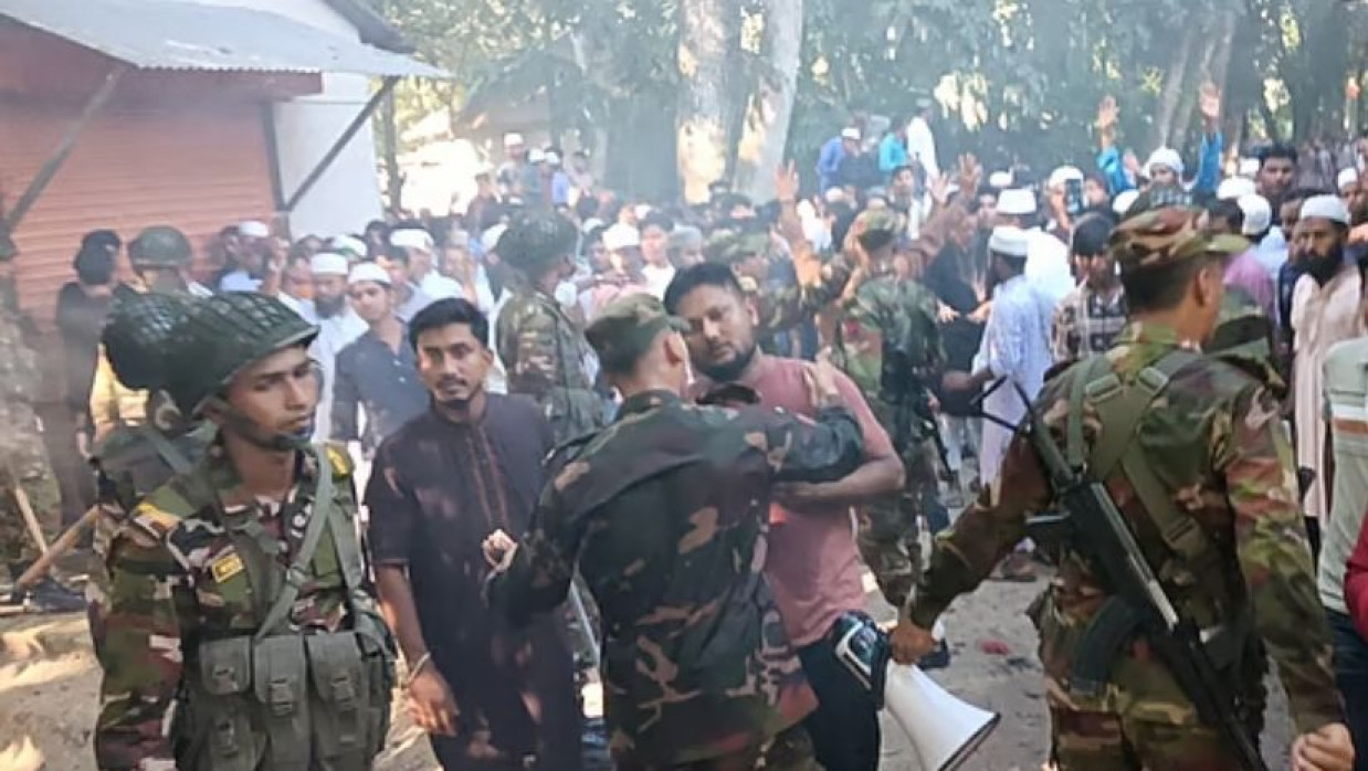 নুরাল পাগলার দরবারে পু‌লি‌শের ওপর হামলায় মামলা, আসামি সা‌ড়ে ৩ হাজার