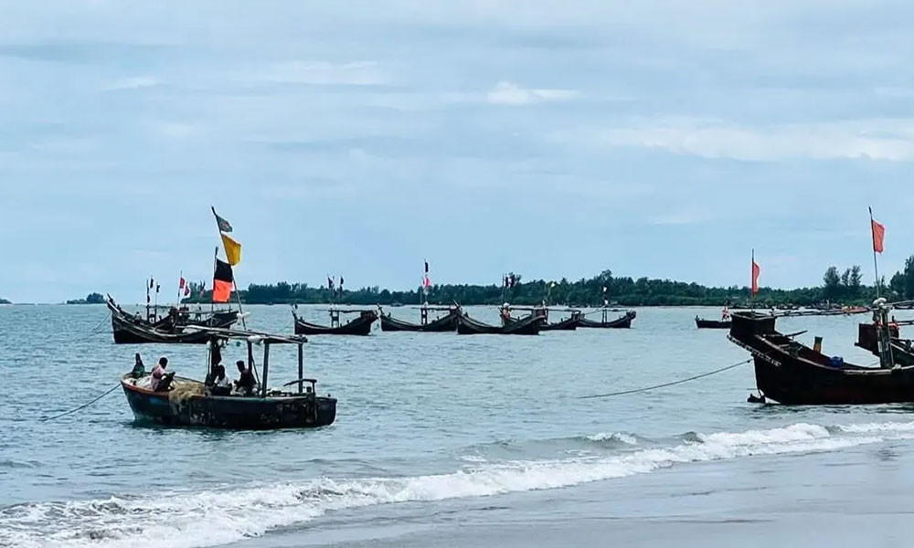 সাগর থেকে পাঁচ ট্রলারসহ ৪০ জেলে ধরে নিয়ে গেছে আরাকান আর্মি