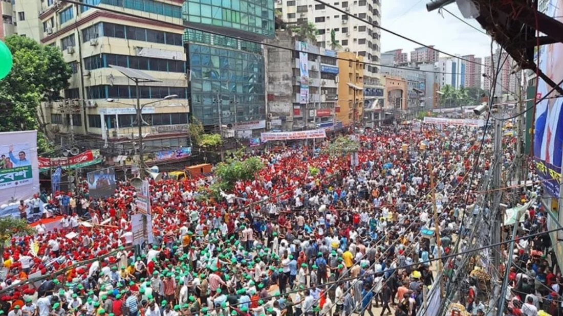 তারুণ্যের সমাবেশে নেতাকর্মীদের স্রোত সামাল দেওয়া যাচ্ছে না, দফায় দফায় হাতাহাতি