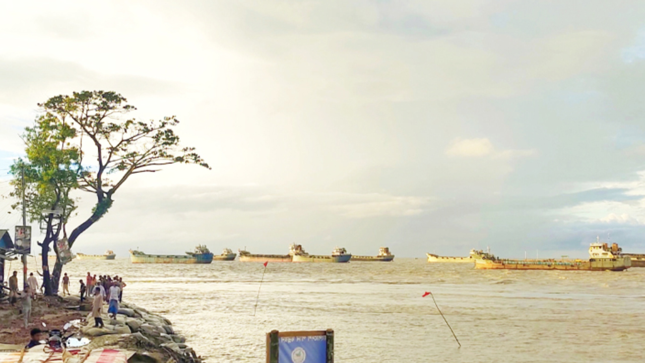 হাতিয়ার সঙ্গে সারাদেশের নৌ-যোগাযোগ বন্ধ