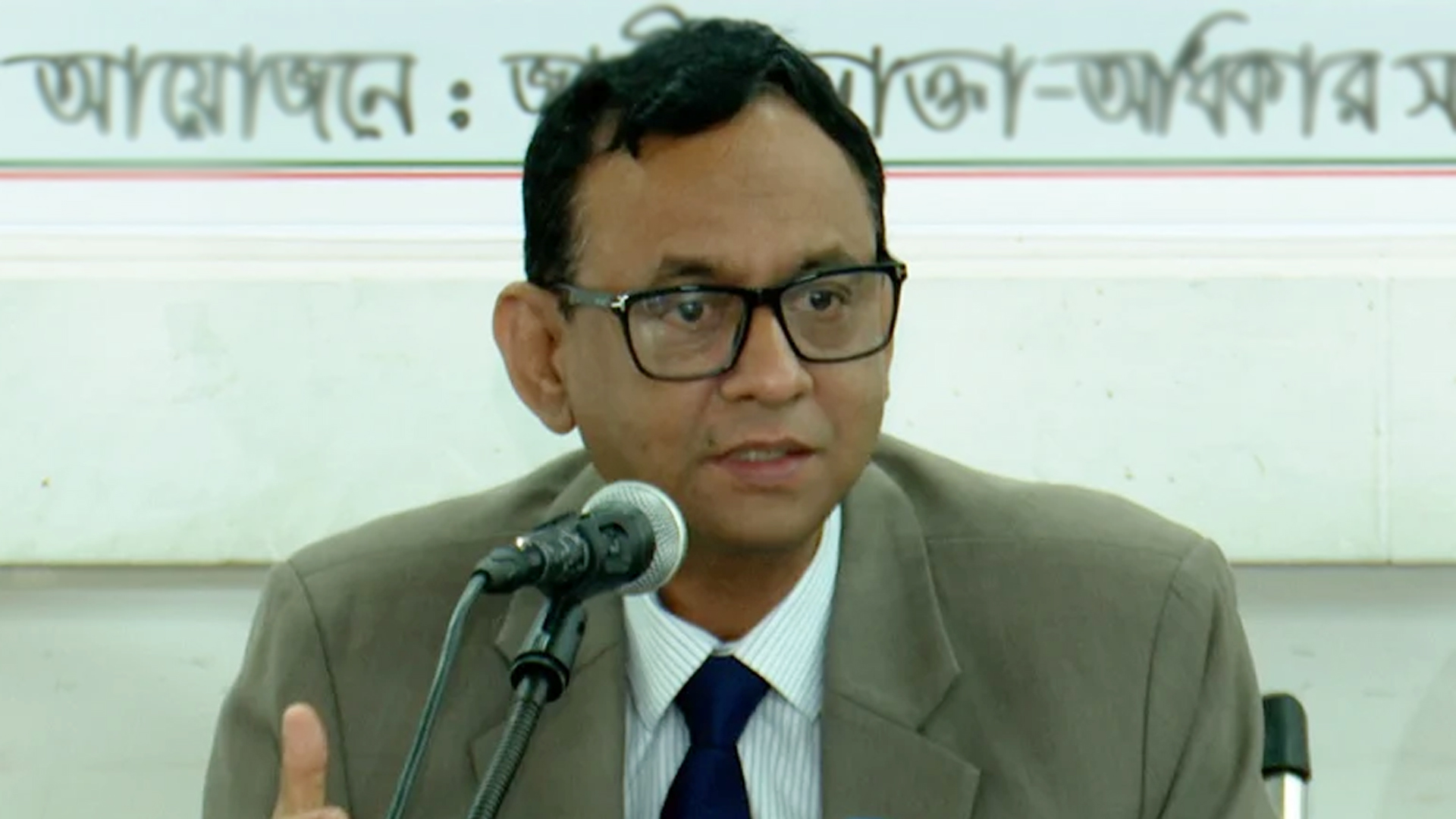 শ্রমিকের পেটে ভাত থাকলেই বাড়বে উৎপাদন: শ্রম সচিব