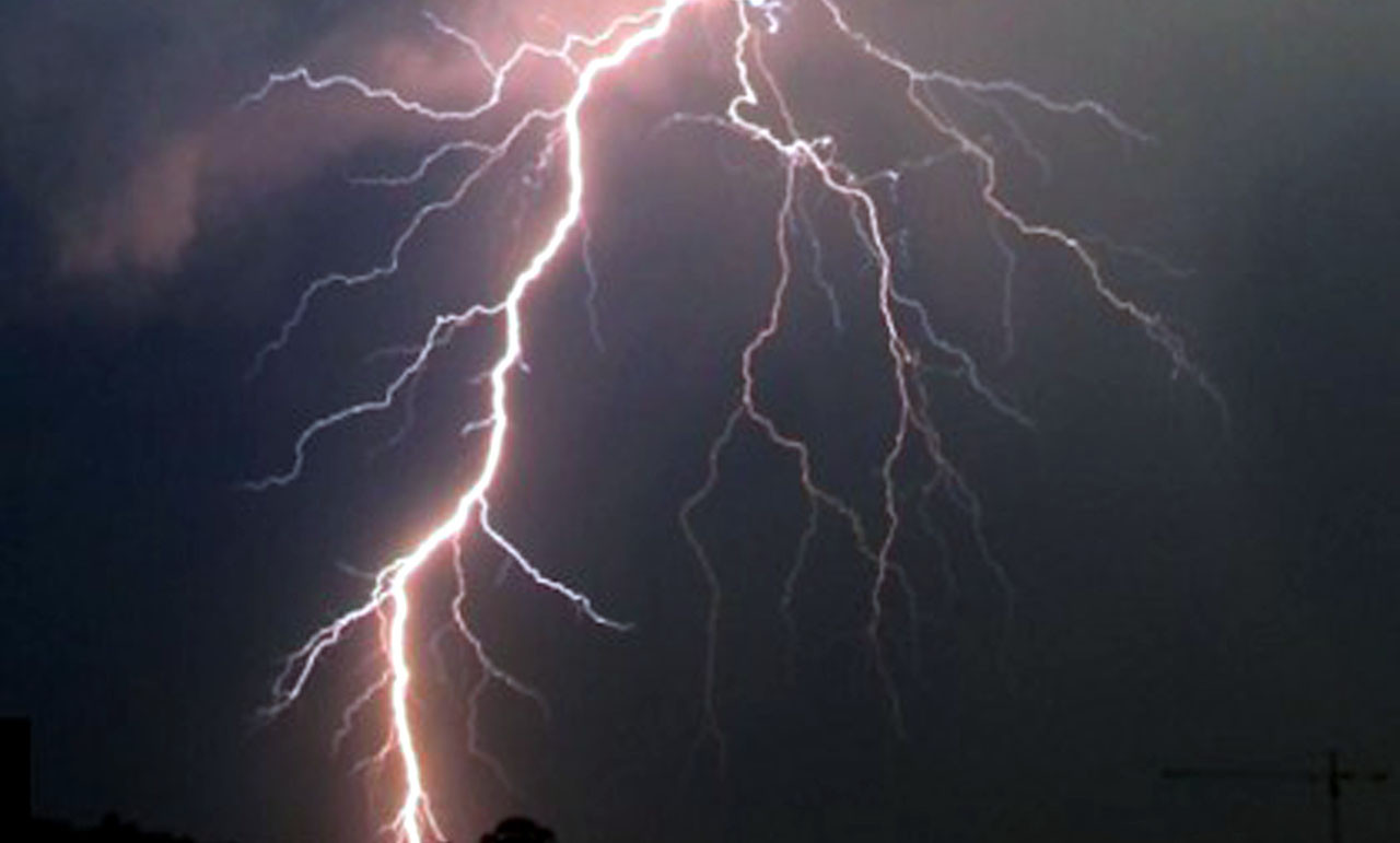 বজ্রপাতে মায়ের সামনে ছেলের মৃত্যু