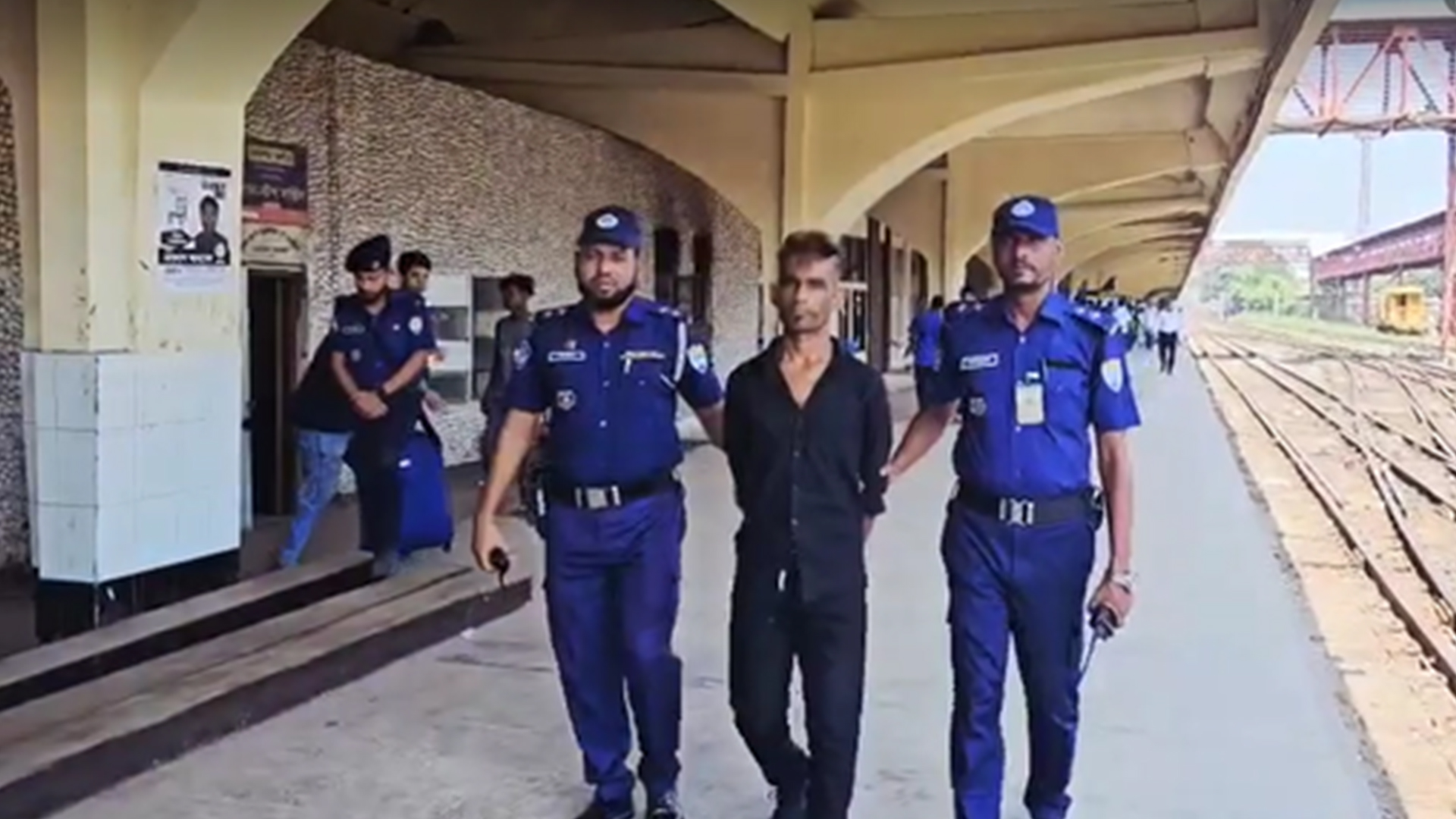 ছুরি হাতে কমলাপুর স্টেশনে ভাইরাল শাহ আলী গ্রেপ্তার