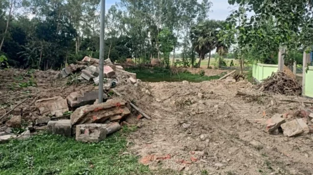 ভেকু দিয়ে গুঁড়িয়ে দিল আওয়ামী লীগ নেতার বাবা-দাদা কবর!