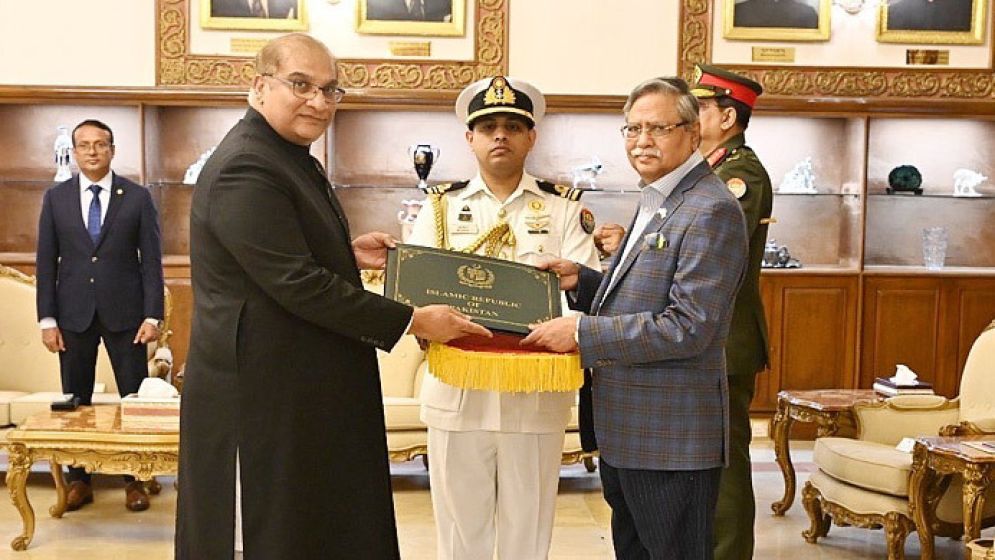 রাষ্ট্রপতির কাছে পরিচয়পত্র দিলেন পাকিস্তানের হাইকমিশনার