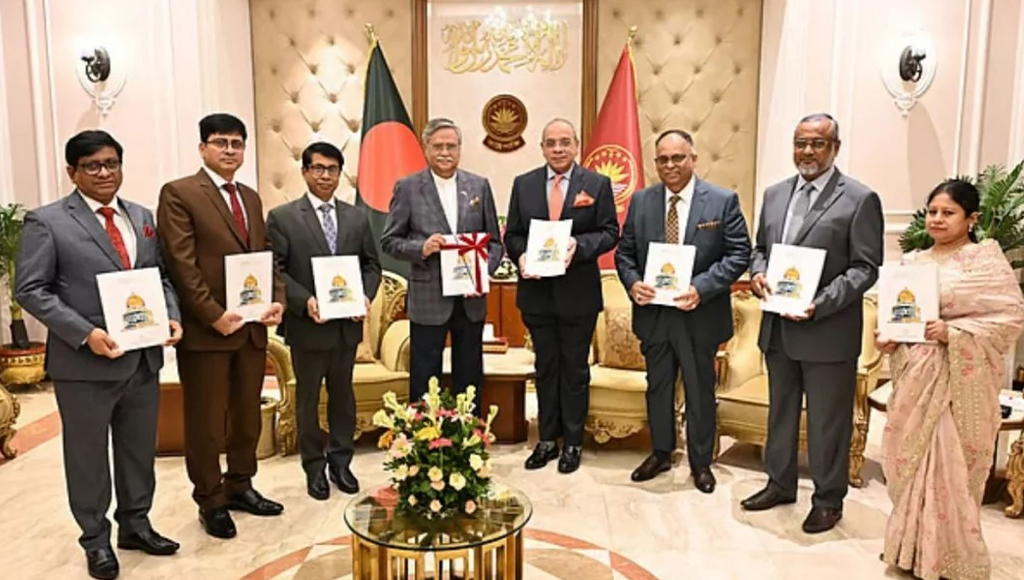 রাষ্ট্রপতির কাছে সুপ্রিম কোর্টের বার্ষিক প্রতিবেদন পেশ