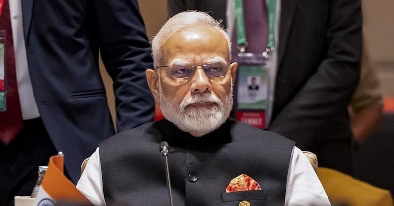 যুদ্ধবিমান ভূপাতিত নিয়ে তোপের মুখে নরেন্দ্র মোদি