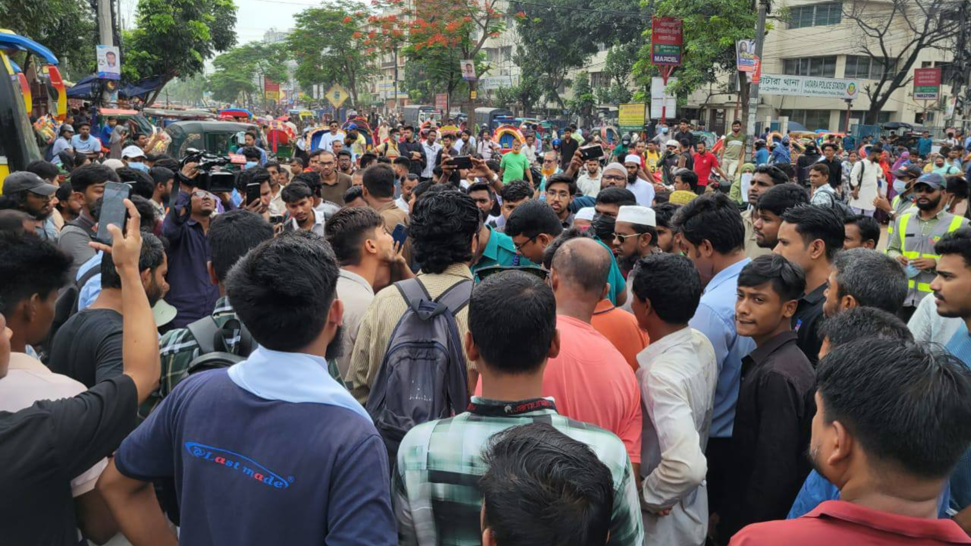 দাবি না মানলে সড়ক অবরোধ চলবে: ইউআইইউ শিক্ষার্থীরা