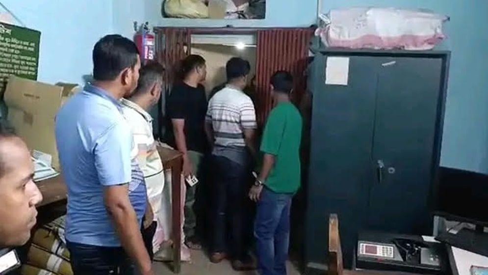 খুলনায় কৃষি ব্যাংকের ভল্ট ভেঙে ১৬ লাখ টাকা উধাও