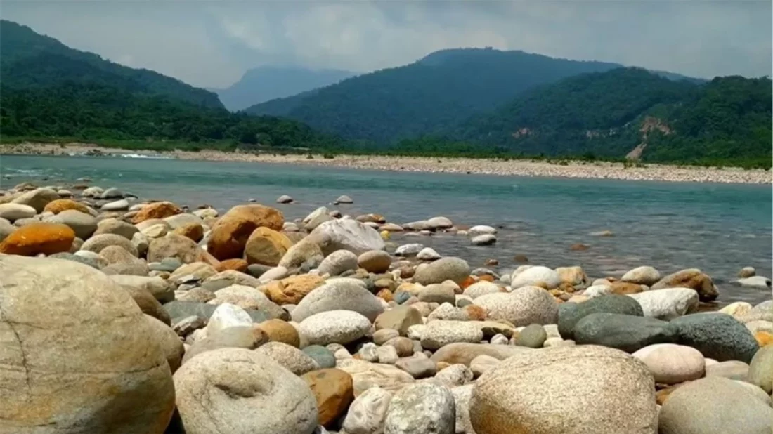 সাদাপাথর ফেরত দিতে প্রশাসনের তিন দিনের আল্টিমেটাম