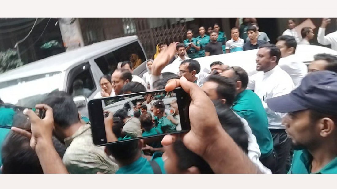 চাঁদাবাজ আখ্যা দিয়ে বৈষম্যবিরোধী নেতাদের কিল-ঘুষি-লাথি