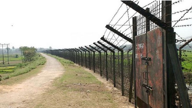 অবৈধভাবে অনুপ্রবেশের দায়ে ৫ জন আটক