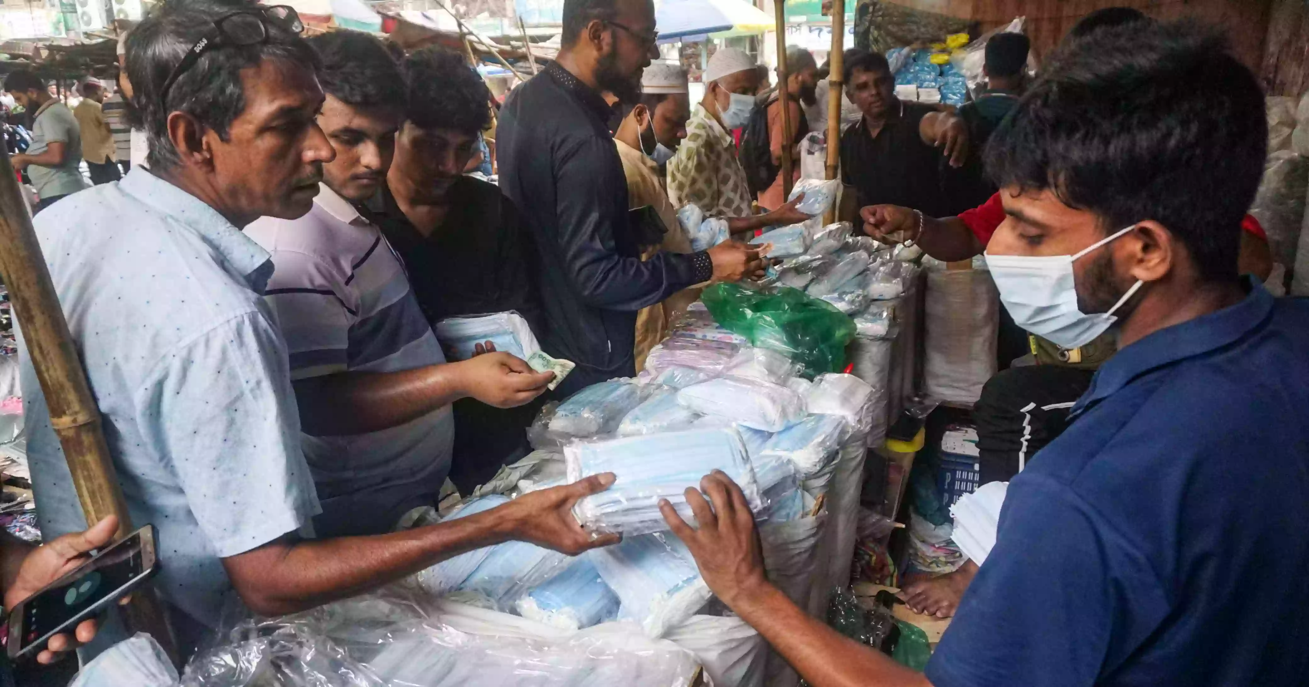 করোনা ফিরতেই মাস্কের বাজারে আগুন!