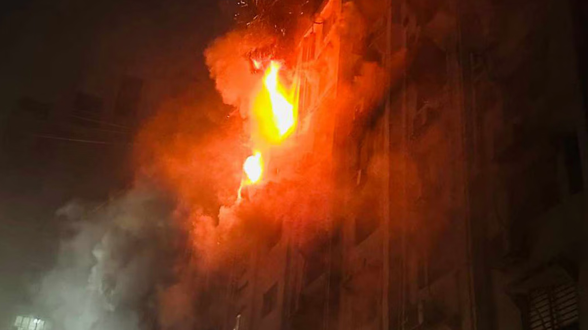 চট্টগ্রামের একটি ক্লিনিকে সিলিন্ডার বিস্ফোরণ