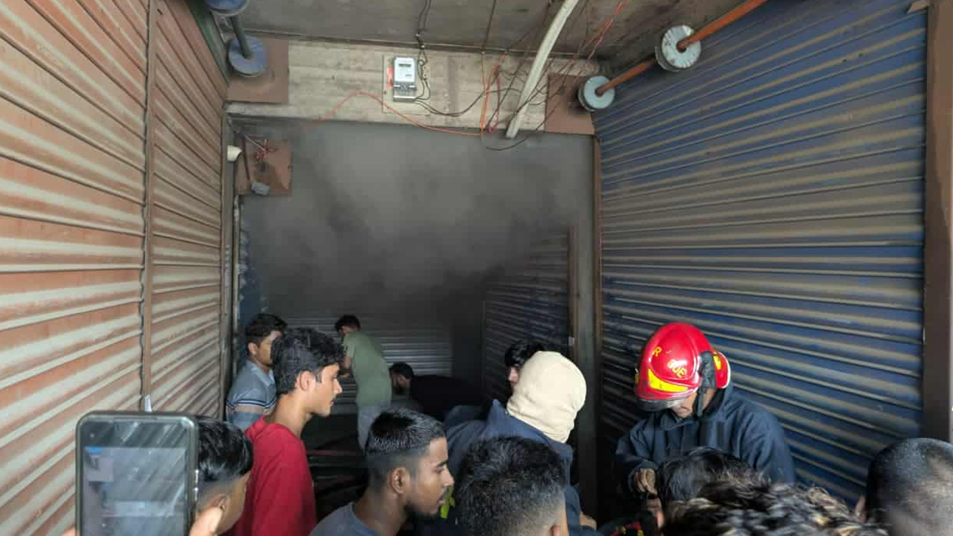 সুন্দরবন স্কয়ারে আগুন: মাইকিং করেও ভবন থেকে নামানো যাচ্ছে না দোকানদারদের