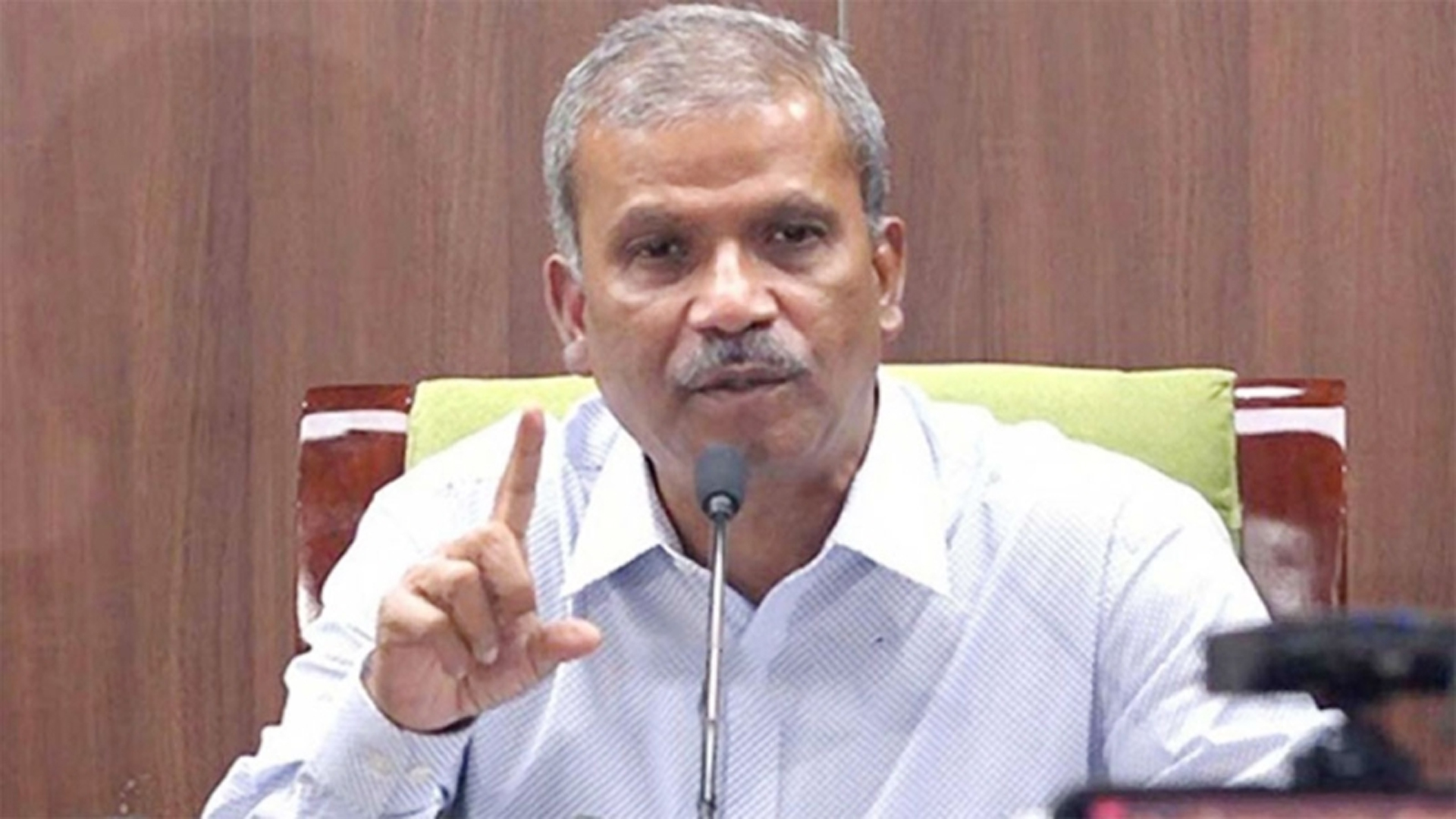 সরকারে এসে অবরুদ্ধ বোধ করছি: আসিফ নজরুল