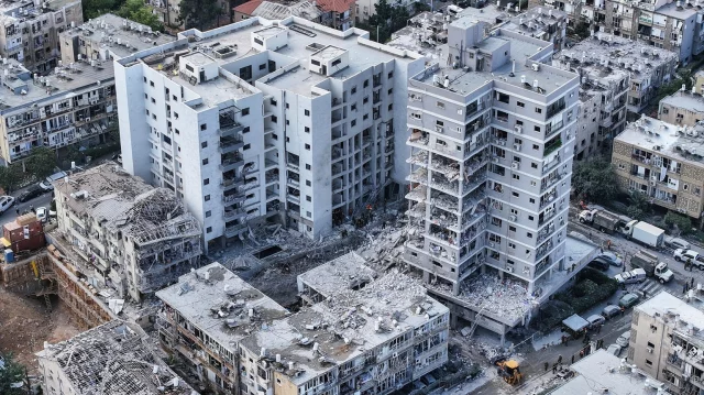 ইরানের হামলায় ধ্বংসস্তূপ ইসরায়েলের একটি এলাকা