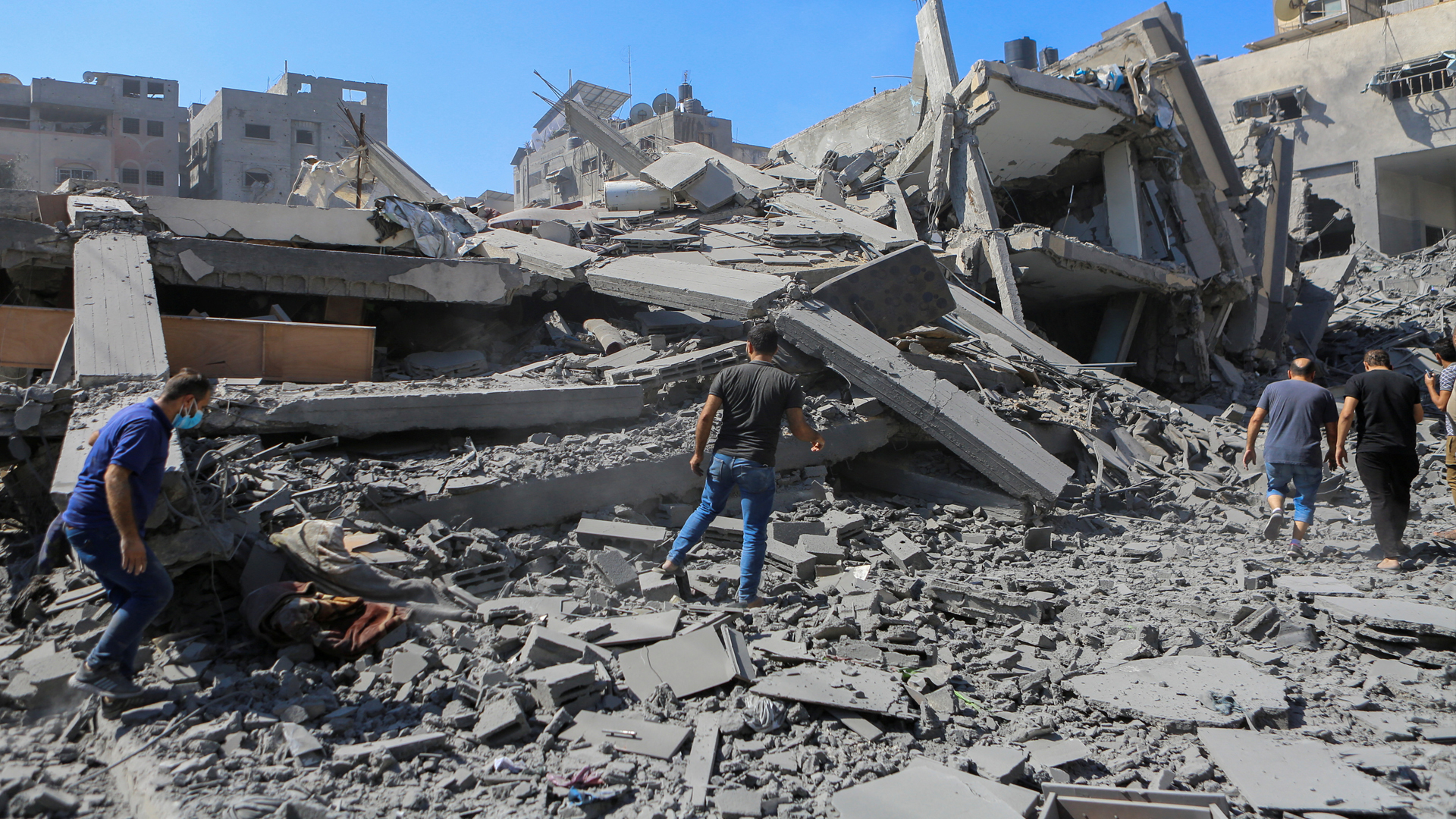 একযোগে গাজার বিভিন্ন এলাকায় হামলা, নিহত ৬১