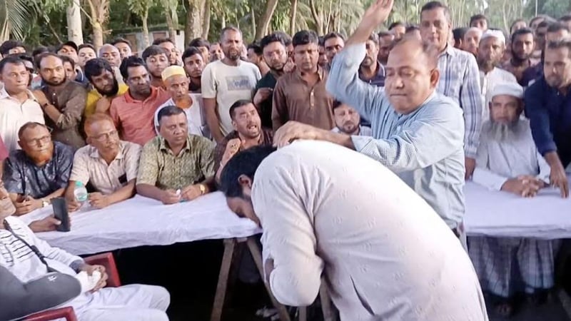 কৃষক দল নেতাকে প্রকাশ্যে বেত্রাঘাত ও জরিমানা