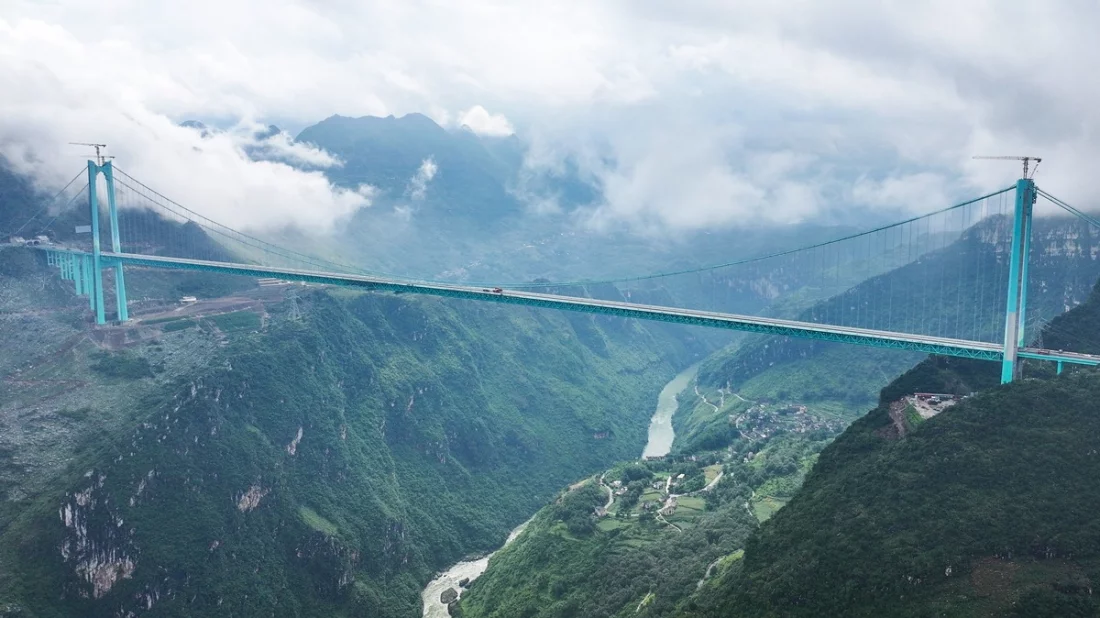 পাহাড়ি গিরিখাতে বিশ্বের ‘সবচেয়ে উঁচু সেতু’ বানাচ্ছে চীন