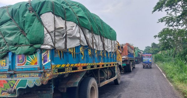 শরীয়তপুরে ‘ঘাট ইজারা’ নিয়ে বিএনপির দুপক্ষের দ্বন্দ্বে ফেরি চলাচল বন্ধ
