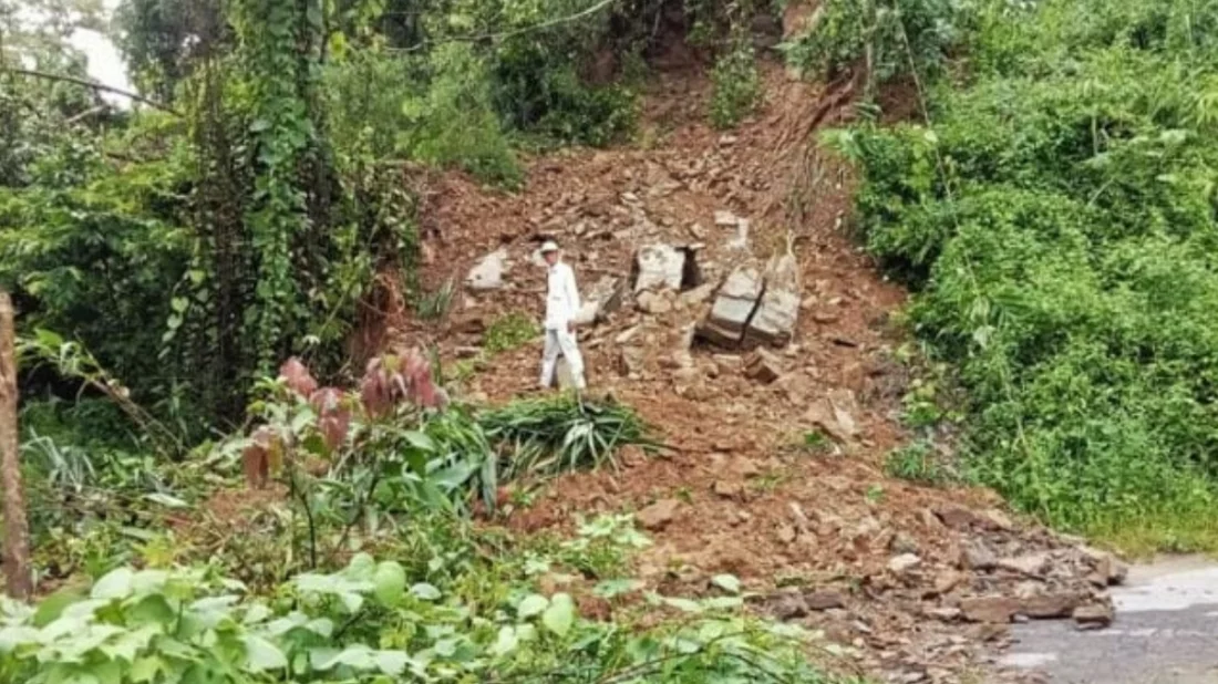 সাজেক সড়কে পাহাড়ধস, চার শতাধিক পর্যটক আটকা