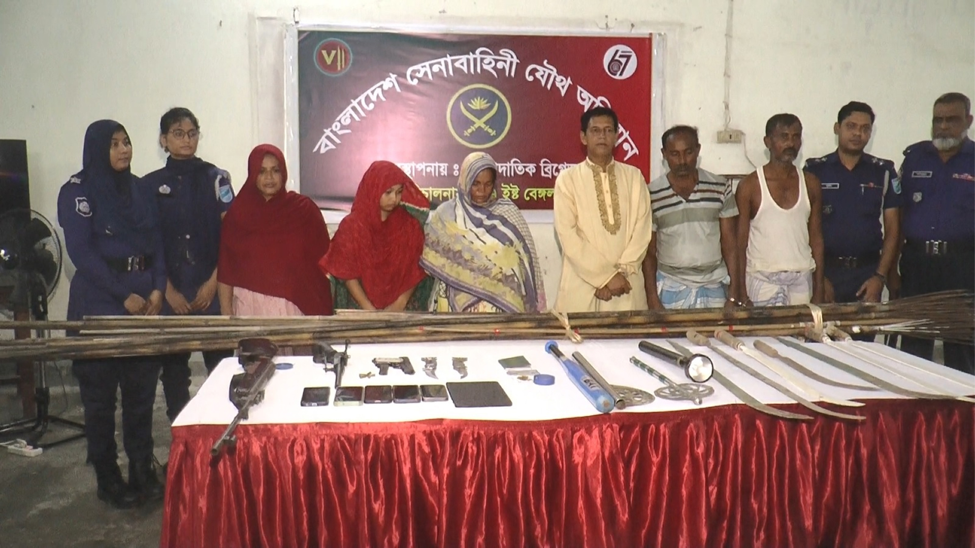 মাদারীপুরে বিপুল অস্ত্রসহ আটক ৬