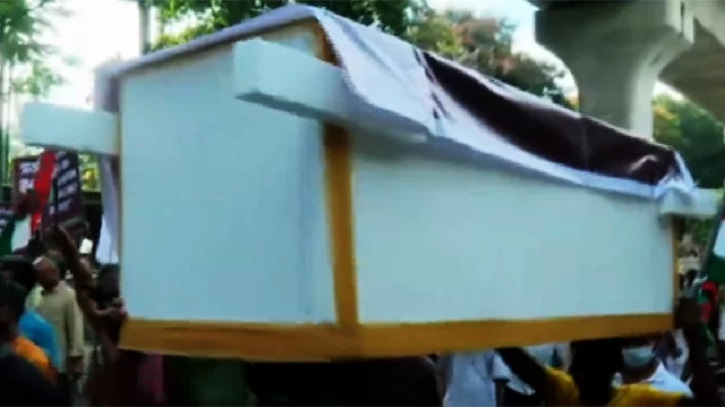 শাহবাগে আসিফ নজরুলের প্রতীকী কফিন নিয়ে মিছিল