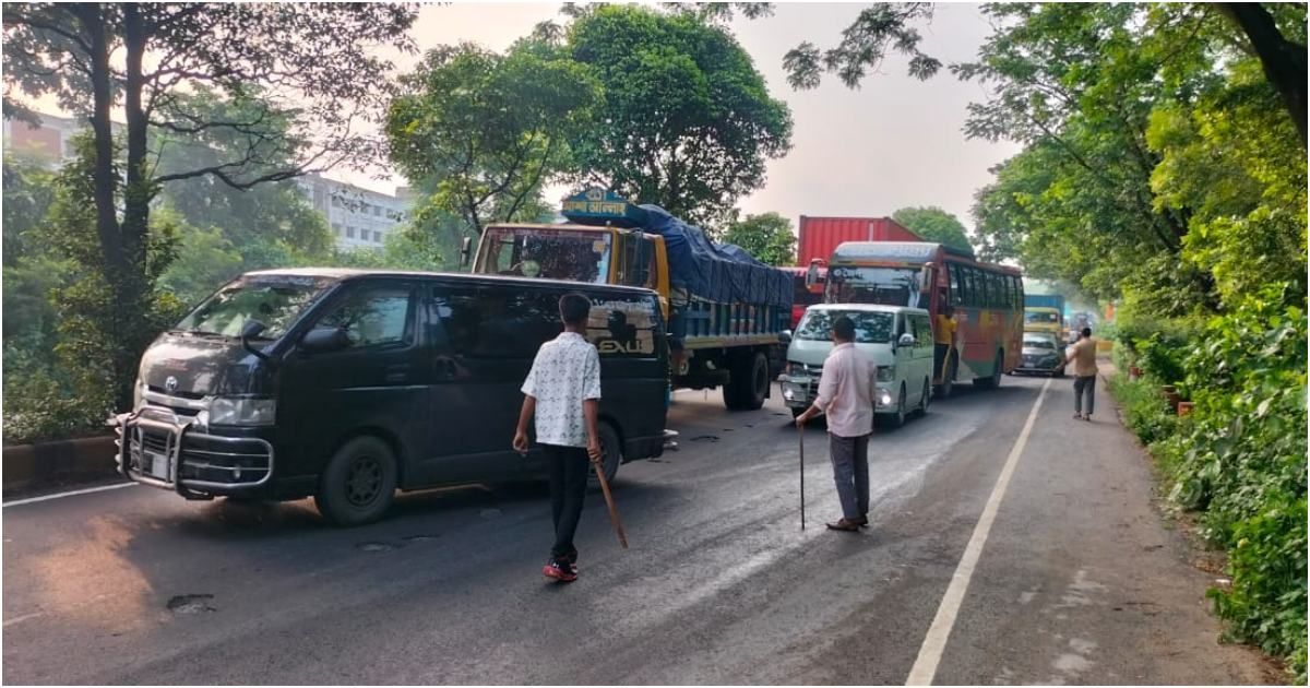 পুলিশকে জিম্মি করে যাত্রীবাহী গাড়িতে ডাকাতি