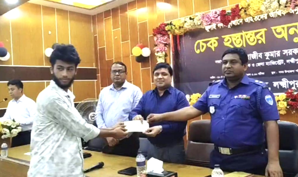 লক্ষ্মীপুরে গণঅভ্যুত্থানে আহতদের মাঝে অনুদানের চেক বিতরণ