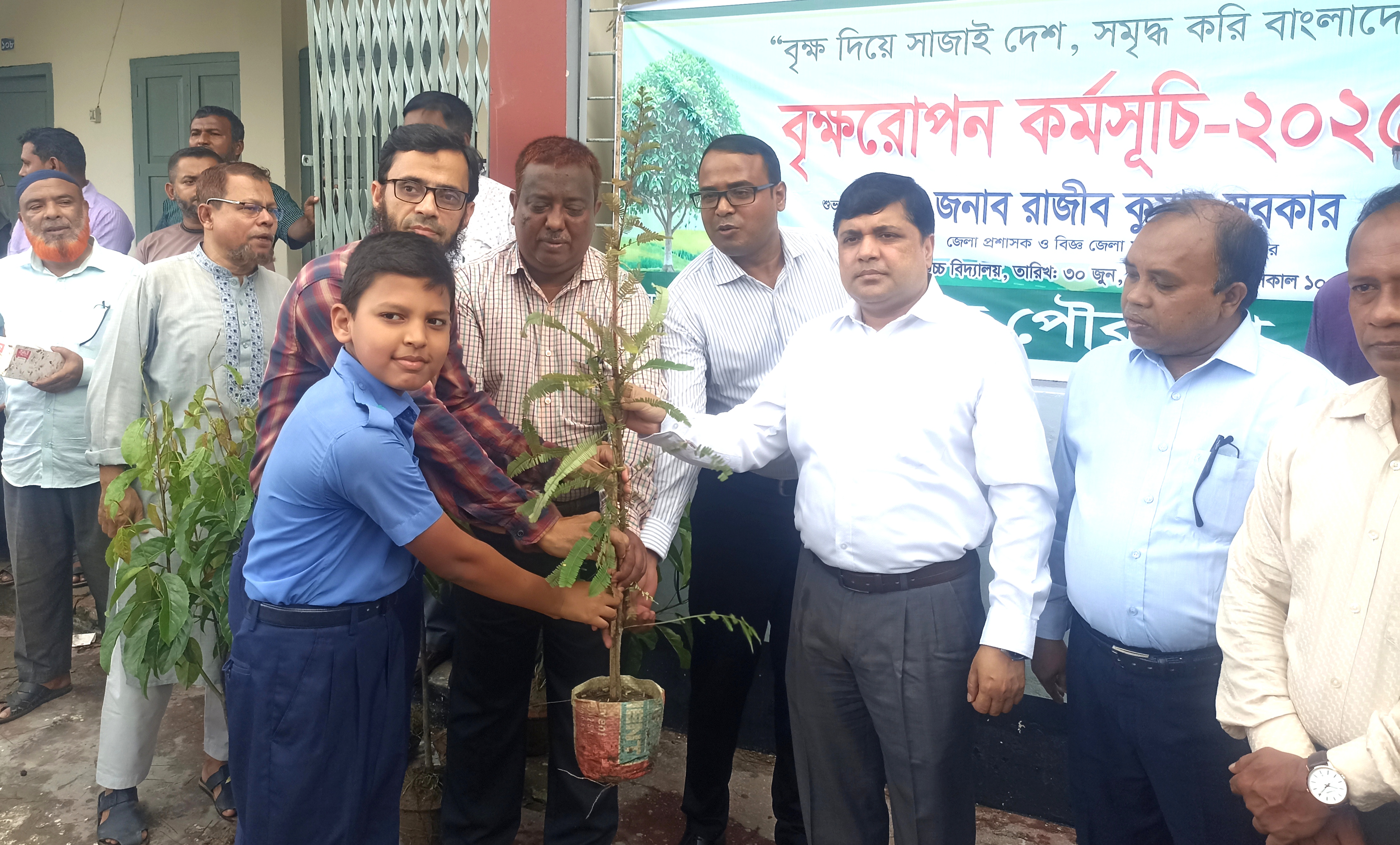 লক্ষ্মীপুর পৌরসভার উদ্যোগে শিক্ষা প্রতিষ্ঠানে ফলজ ও ঔষধি গাছ বিতরণ