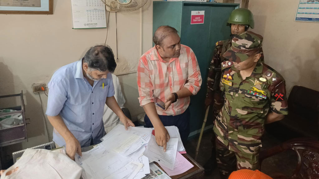 রংপুরে ক্লিনিক-ডায়াগনোস্টিক সেন্টারে যৌথ বাহিনীর অভিযান