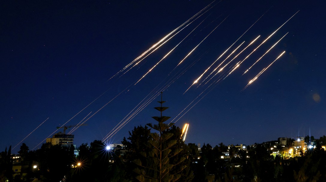 ইরানের হামলায় বিপর্যস্ত মূল ভূখণ্ড, বের করেনি সর্বাধুনিক মিসাইল!