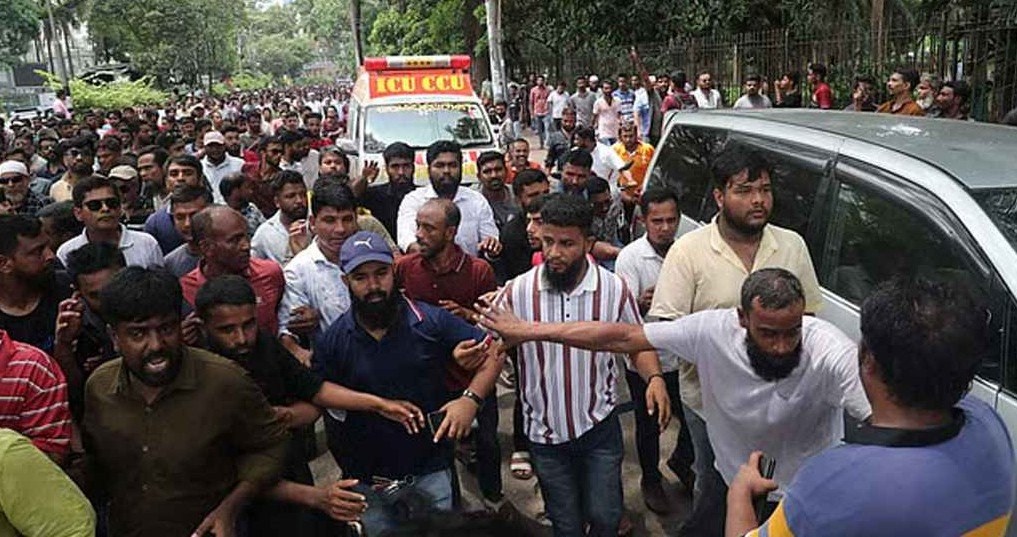 মৎস্য ভবন মোড়ে ইশরাক সমর্থকদের অবস্থান