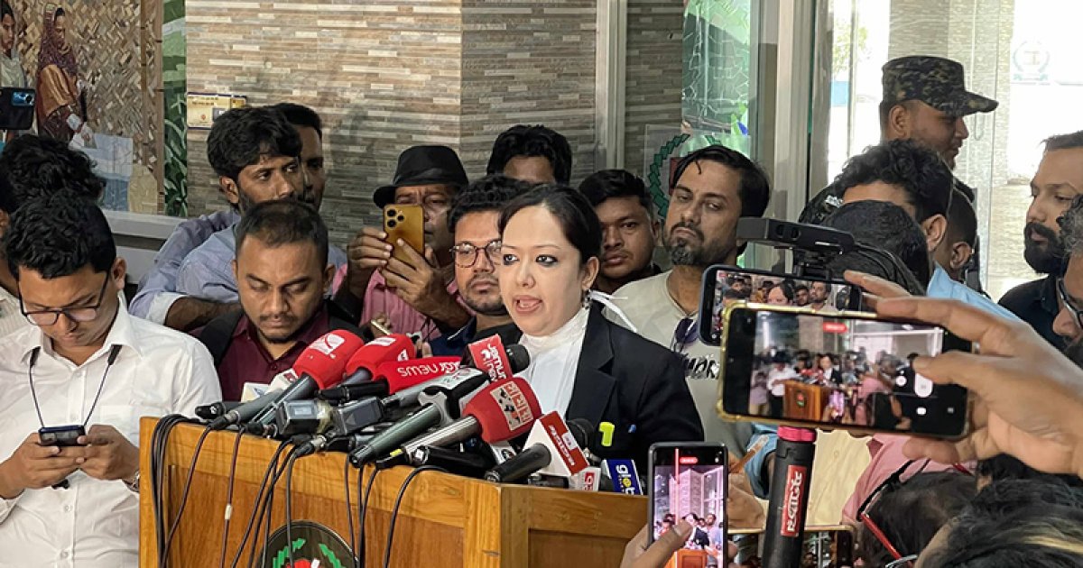 পাঞ্জাবি পরা একজন আমাকে প্রথমে ধাক্কা দিয়েছেন: রুমিন ফারহানা