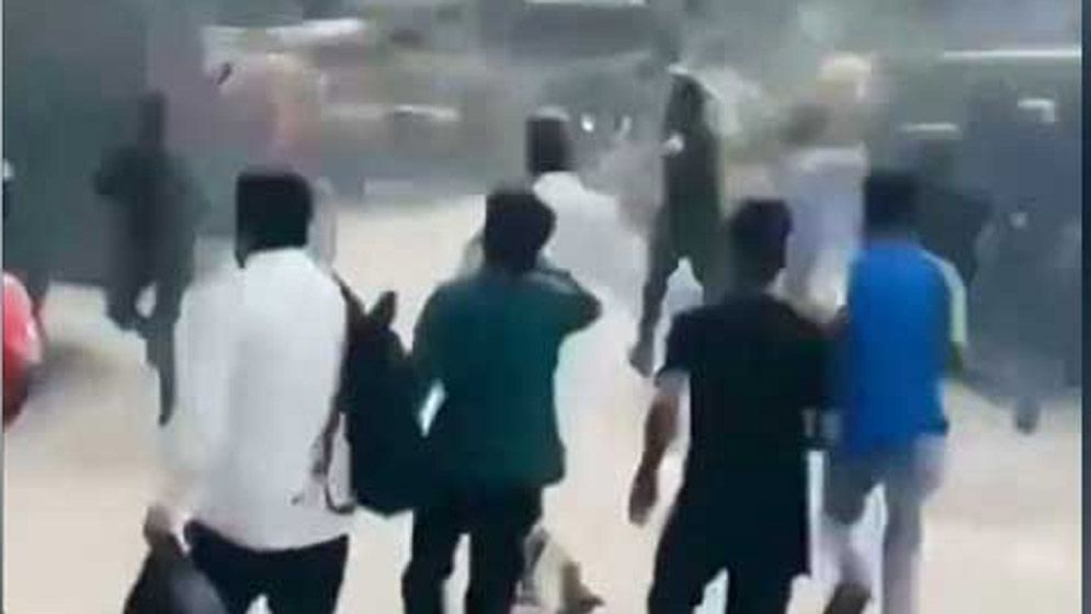 ককটেল ফাটিয়ে আওয়ামী লীগের মিছিল থেকে আটকদের ‘ছিনতাই’: পুলিশ