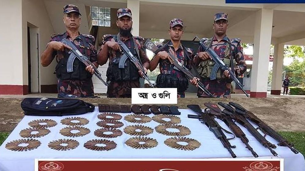 নাফ নদীর খড়ের দ্বীপে অস্ত্র ও গুলি উদ্ধার