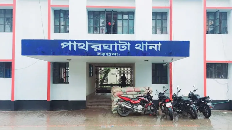 পাথরঘাটায় ছাত্রী উত্ত্যক্ত নিয়ে ছাত্রদল-শিবির সংঘর্ষ, জামায়াত কর্মী রামদার কোপে আহত