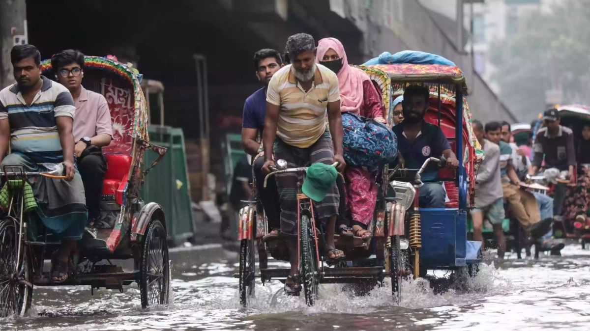 টানা বৃষ্টিতে তলিয়ে গেছে রাজধানীর নিউমার্কেট