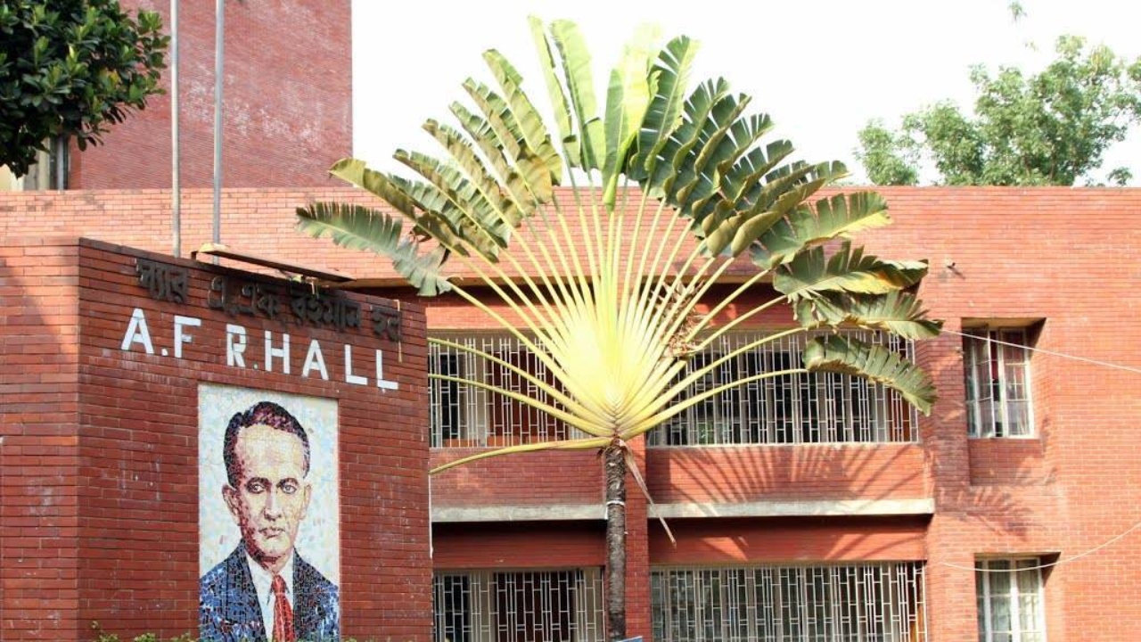 ঢাবির হলে ধূমপানে জরিমানা, মাদক সেবন করলে বহিষ্কার