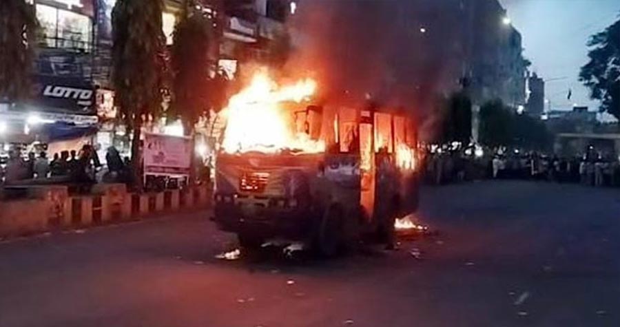 চট্টগ্রাম নিউ মার্কেটে বাসে আগুন দিয়ে জয়বাংলা স্লোগান দিলো দুর্বৃত্তরা
