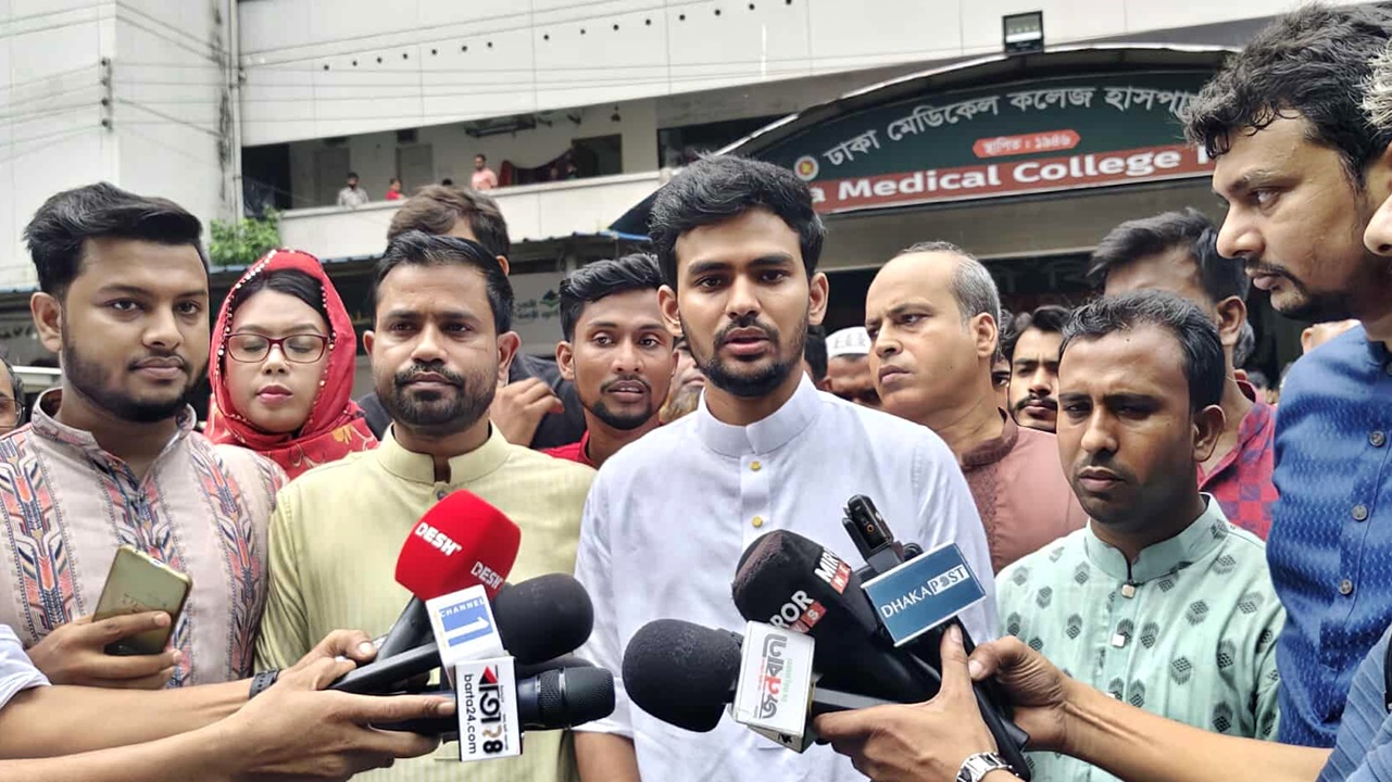 আ.লীগ আমলেও এমন হামলা হয়নি, এর দায় সরকারকে নিতে হবে: উপদেষ্টা আসিফ