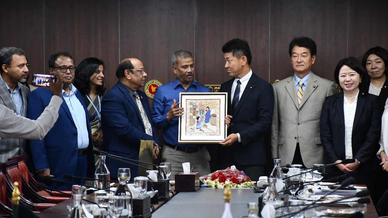 বছরে গ‌ড়ে ১০ লাখ কর্মীর বিদেশে কর্মসংস্থান হ‌চ্ছে: আসিফ নজরুল